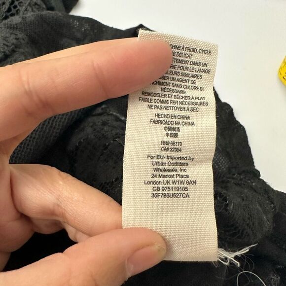 FREE PEOPLE black lace tank top, crew neck buttoned back size small - Picture 9 of 9